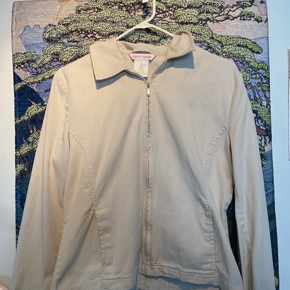 Crème sip up jacket. It is fitted. Marked as a small but can go up a medium.